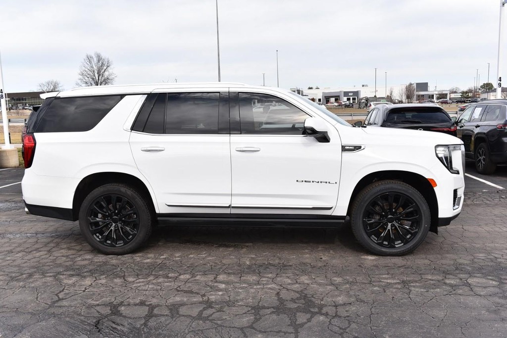 GMC Yukon Vehicle Full-screen Gallery Image 5