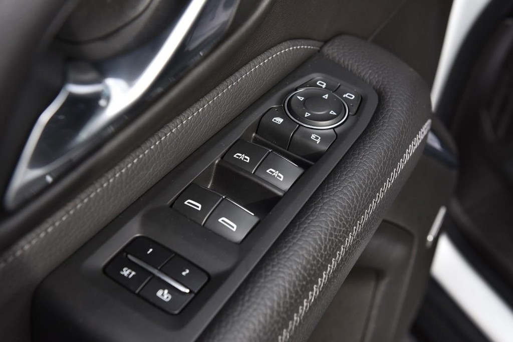 GMC Yukon Vehicle Full-screen Gallery Image 8