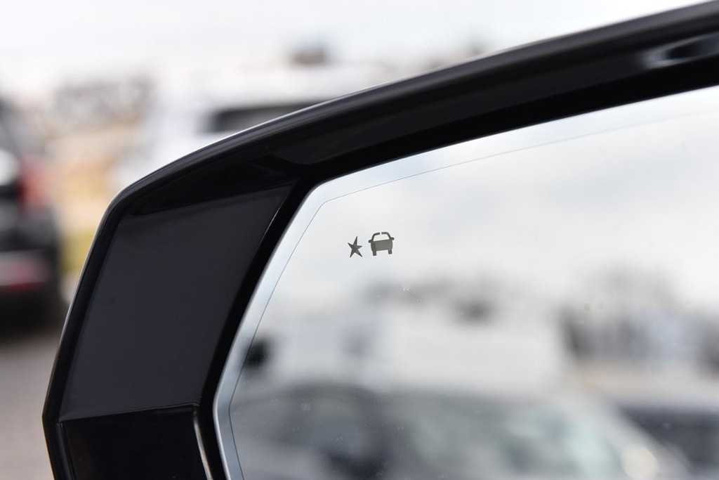 GMC Yukon Vehicle Full-screen Gallery Image 10