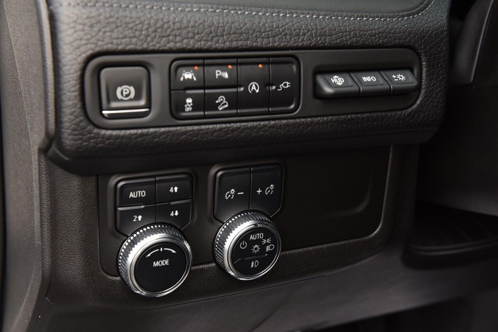 GMC Yukon Vehicle Full-screen Gallery Image 11