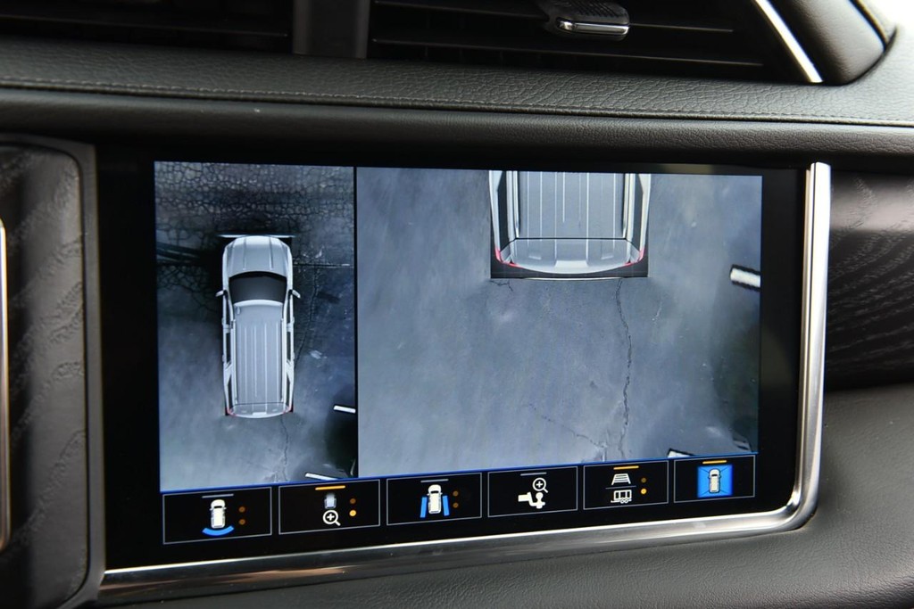 GMC Yukon Vehicle Full-screen Gallery Image 14