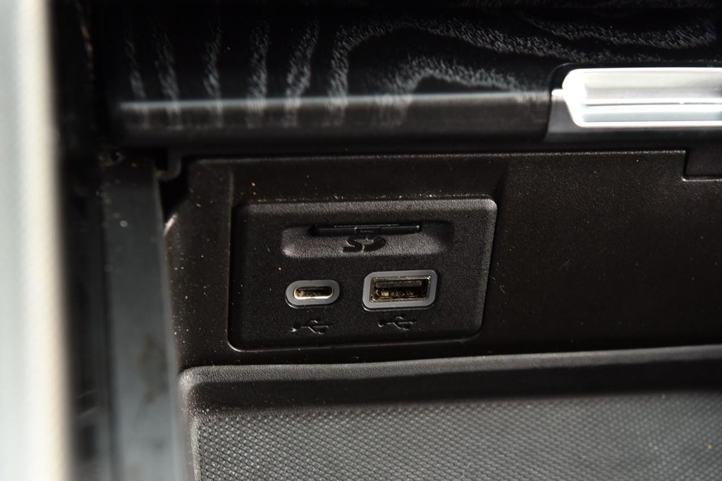 GMC Yukon Vehicle Full-screen Gallery Image 22