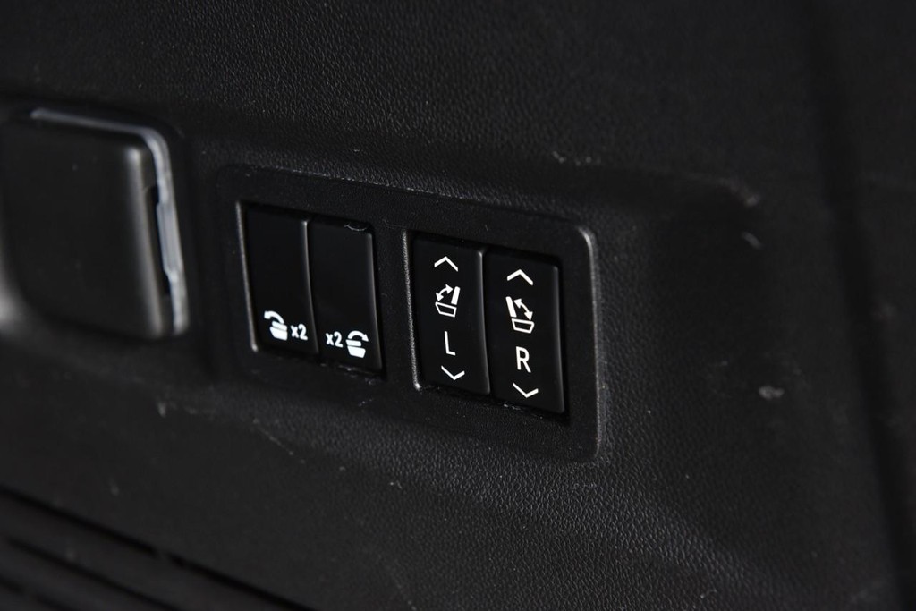 GMC Yukon Vehicle Full-screen Gallery Image 31