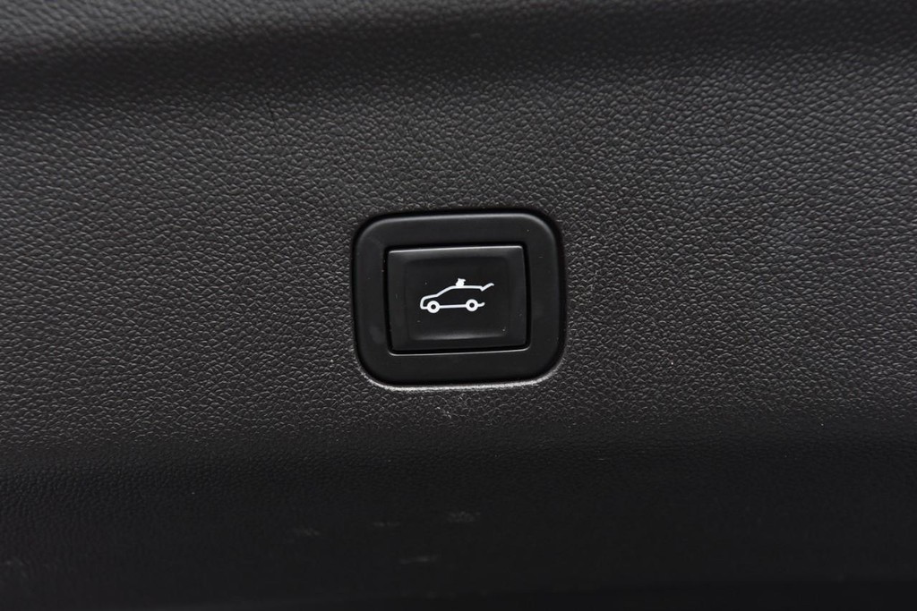 GMC Yukon Vehicle Full-screen Gallery Image 32