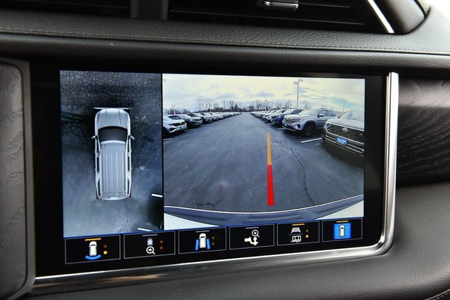 GMC Yukon Vehicle Image 13