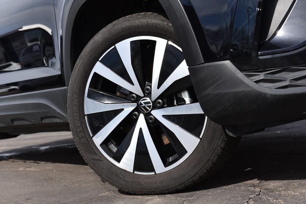 Volkswagen Taos Vehicle Full-screen Gallery Image 3