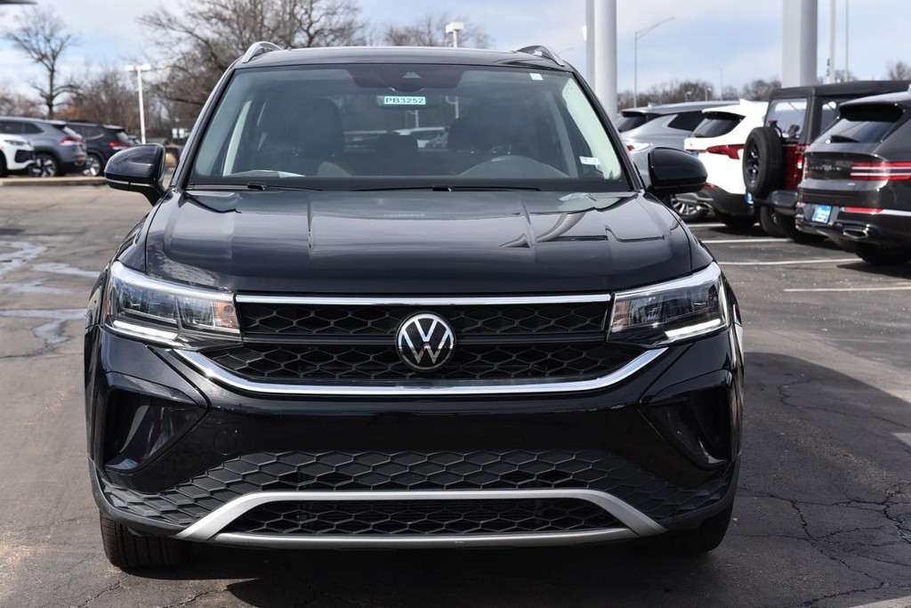 Volkswagen Taos Vehicle Full-screen Gallery Image 4