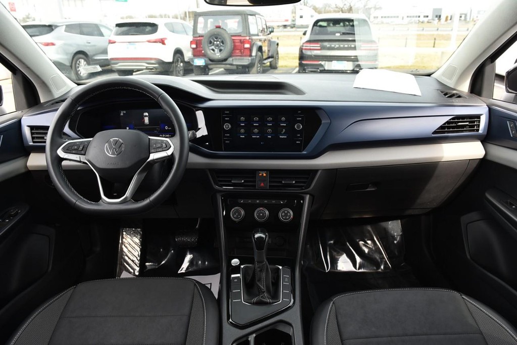 Volkswagen Taos Vehicle Full-screen Gallery Image 7