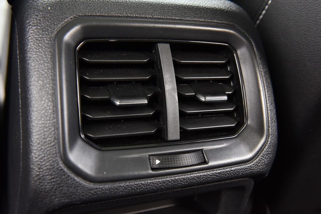 Volkswagen Taos Vehicle Full-screen Gallery Image 21