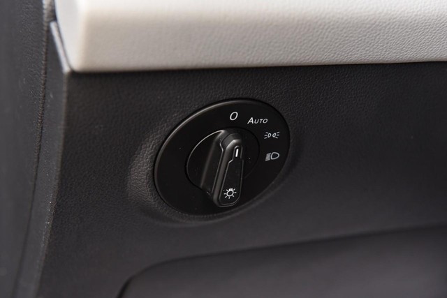 Volkswagen Taos Vehicle Image 09