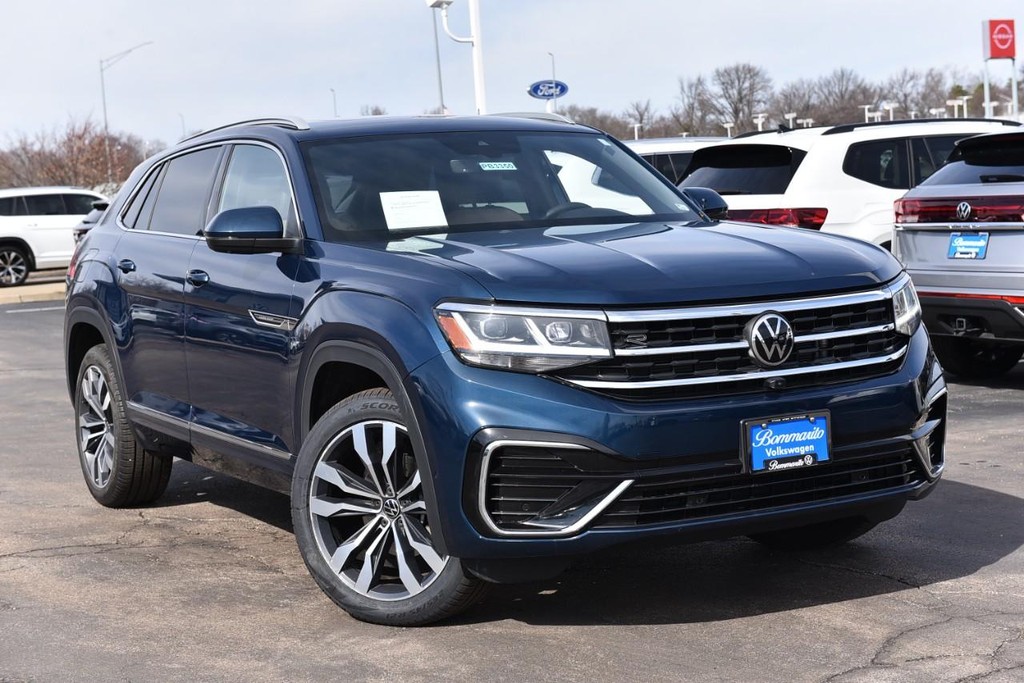 Volkswagen Atlas Cross Sport Vehicle Full-screen Gallery Image 2