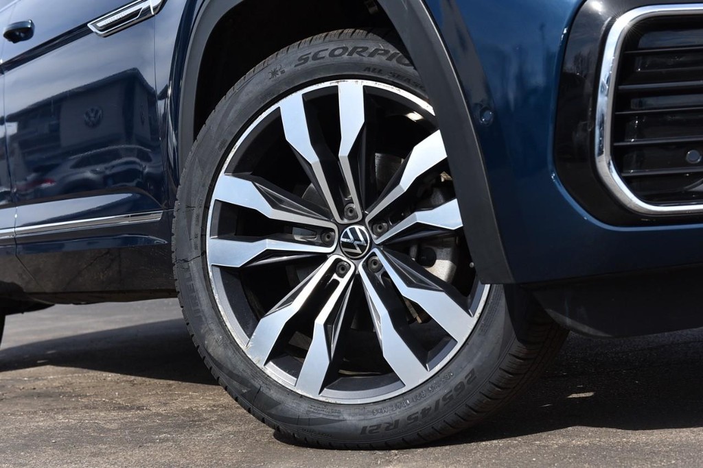 Volkswagen Atlas Cross Sport Vehicle Full-screen Gallery Image 3