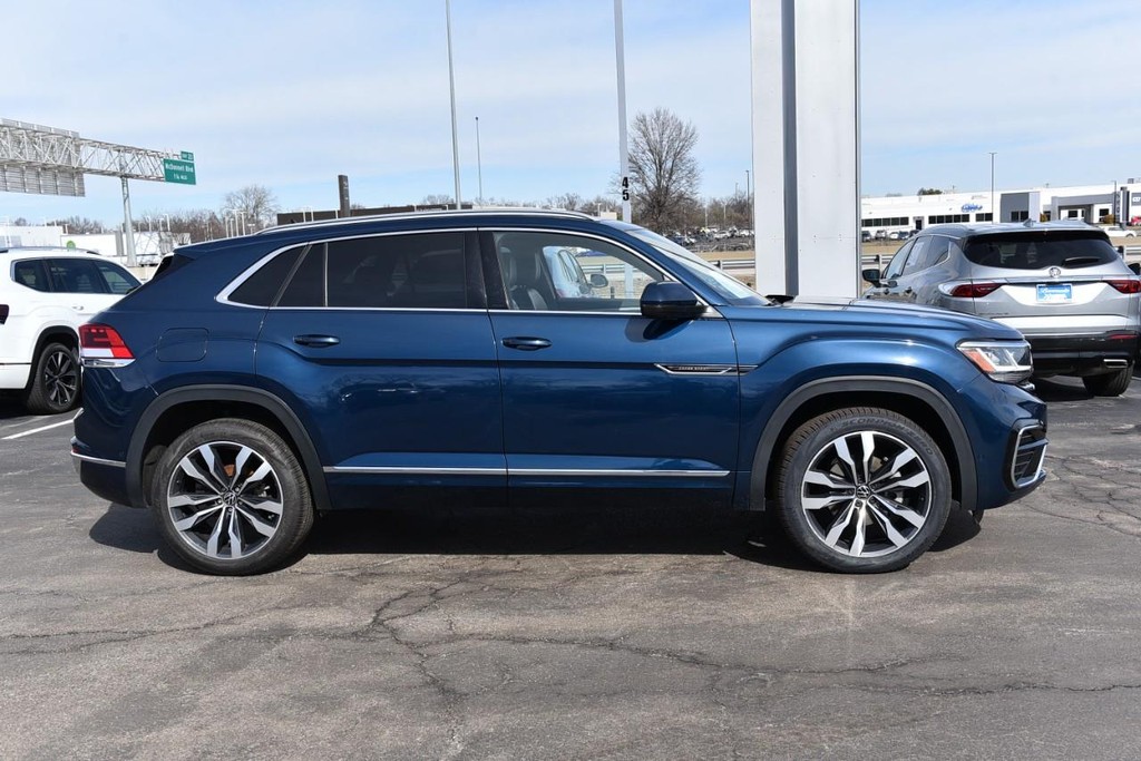 Volkswagen Atlas Cross Sport Vehicle Full-screen Gallery Image 5