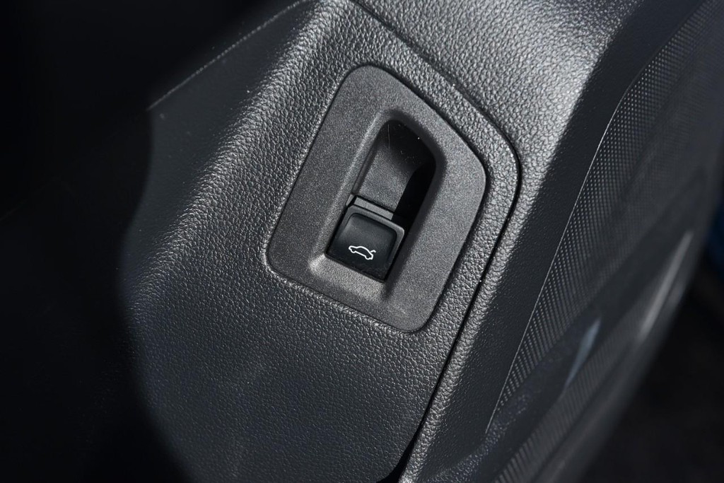 Volkswagen Atlas Cross Sport Vehicle Full-screen Gallery Image 9