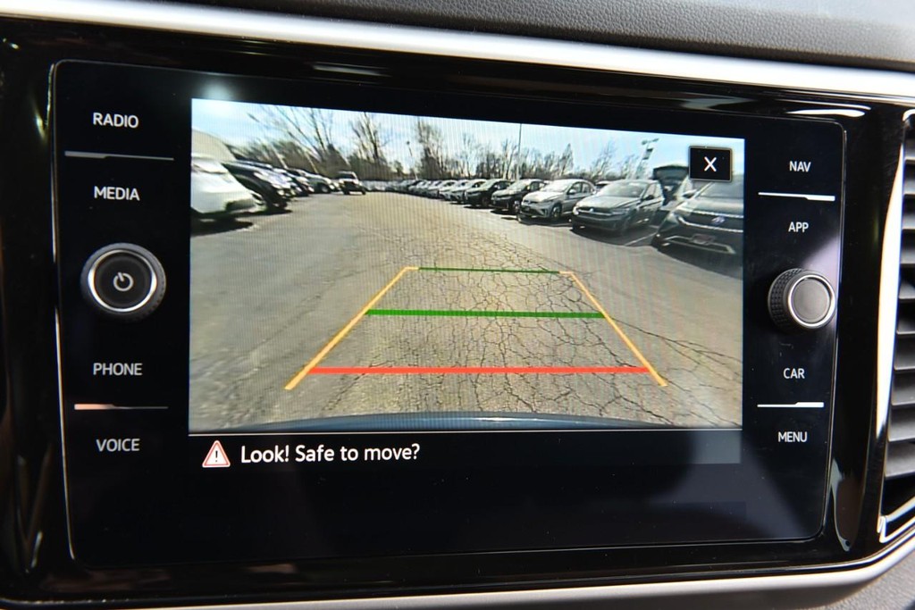 Volkswagen Atlas Cross Sport Vehicle Full-screen Gallery Image 13