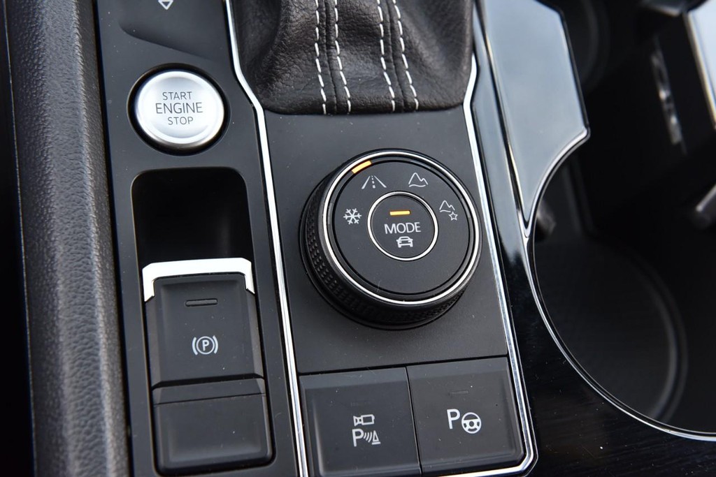 Volkswagen Atlas Cross Sport Vehicle Full-screen Gallery Image 17