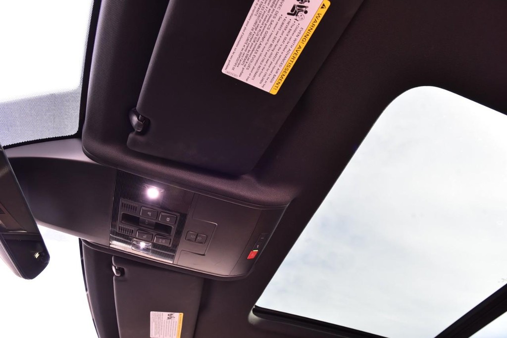 Volkswagen Atlas Cross Sport Vehicle Full-screen Gallery Image 21