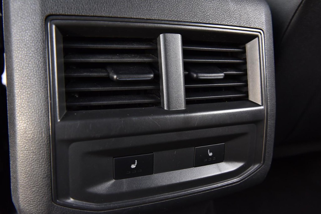 Volkswagen Atlas Cross Sport Vehicle Full-screen Gallery Image 23