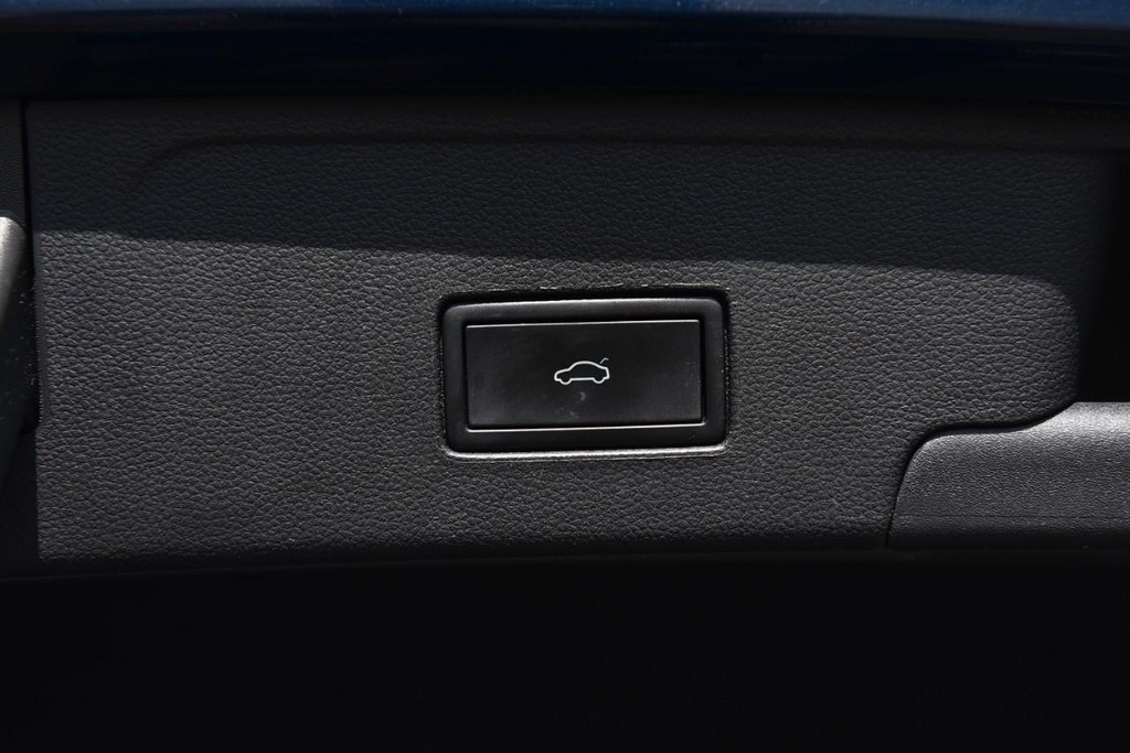 Volkswagen Atlas Cross Sport Vehicle Full-screen Gallery Image 26