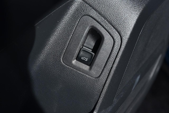 Volkswagen Atlas Cross Sport Vehicle Image 09