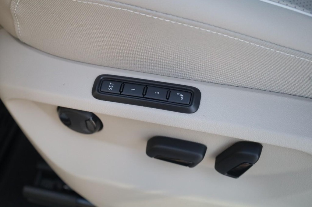 Volkswagen Atlas Vehicle Full-screen Gallery Image 12