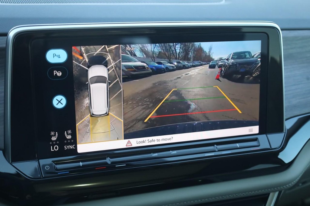 Volkswagen Atlas Vehicle Full-screen Gallery Image 16