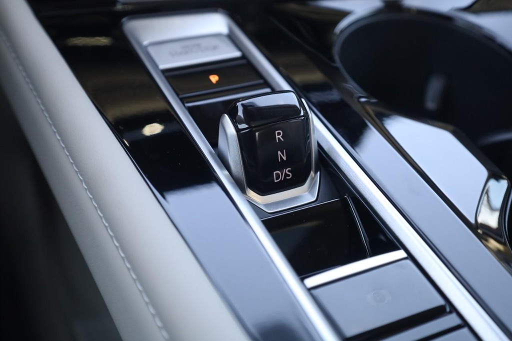 Volkswagen Atlas Vehicle Full-screen Gallery Image 18