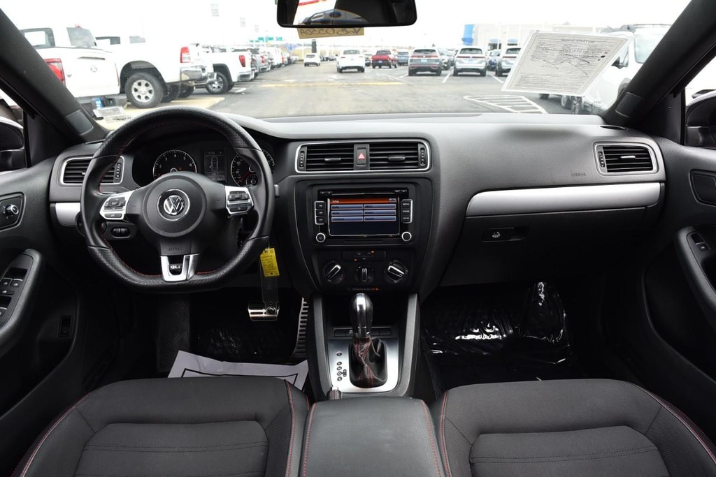 Volkswagen Jetta Sedan Vehicle Full-screen Gallery Image 7
