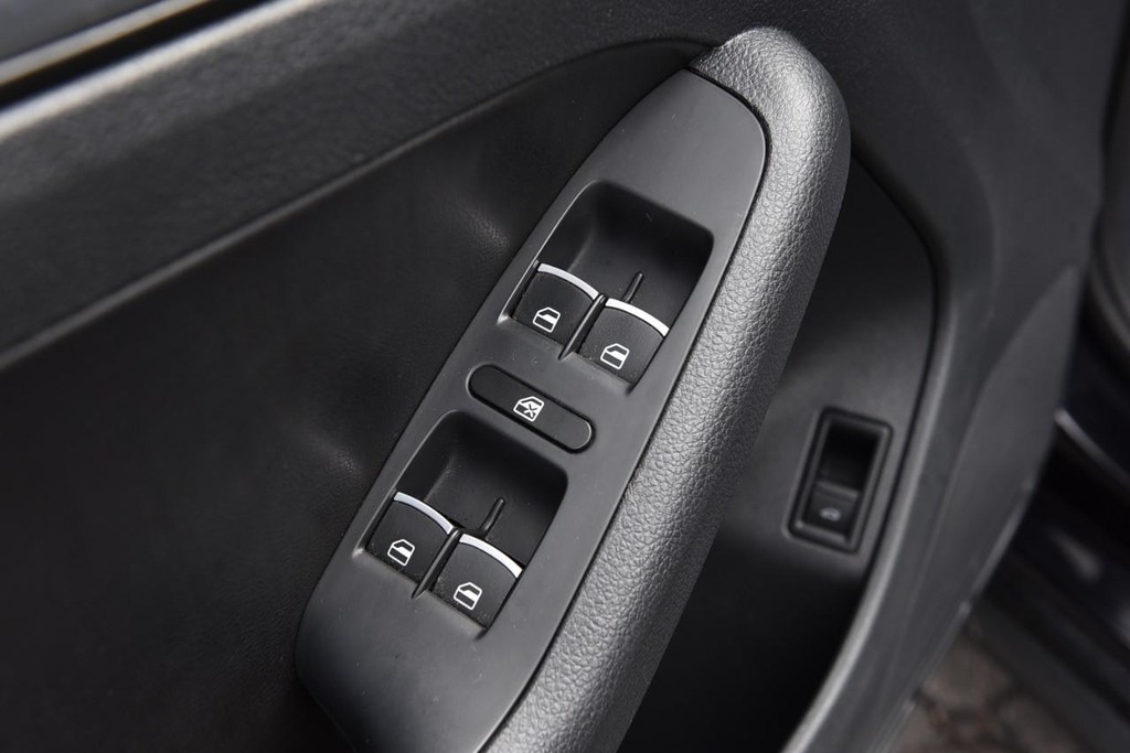 Volkswagen Jetta Sedan Vehicle Full-screen Gallery Image 8