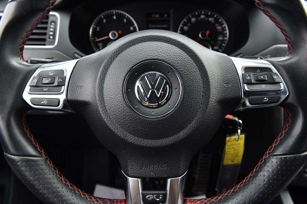 Volkswagen Jetta Sedan Vehicle Full-screen Gallery Image 14