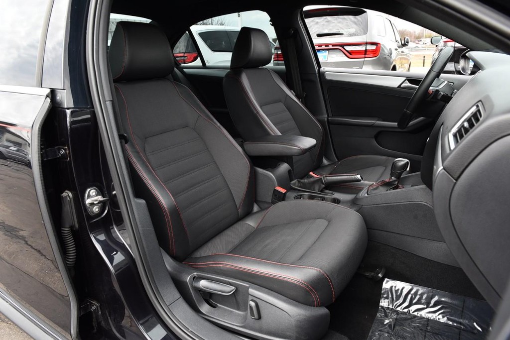 Volkswagen Jetta Sedan Vehicle Full-screen Gallery Image 16