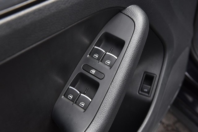 Volkswagen Jetta Sedan Vehicle Image 08