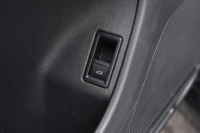 Volkswagen Jetta Sedan Vehicle Image 09