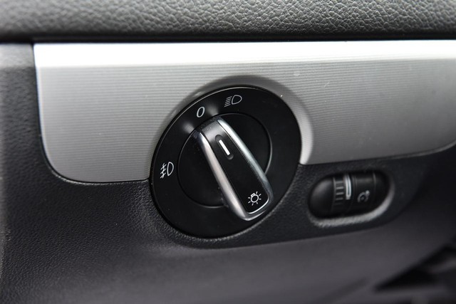 Volkswagen Jetta Sedan Vehicle Image 10