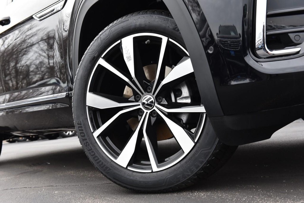 Volkswagen Atlas Cross Sport Vehicle Full-screen Gallery Image 3