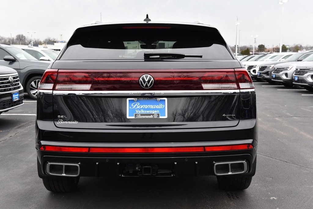 Volkswagen Atlas Cross Sport Vehicle Full-screen Gallery Image 6