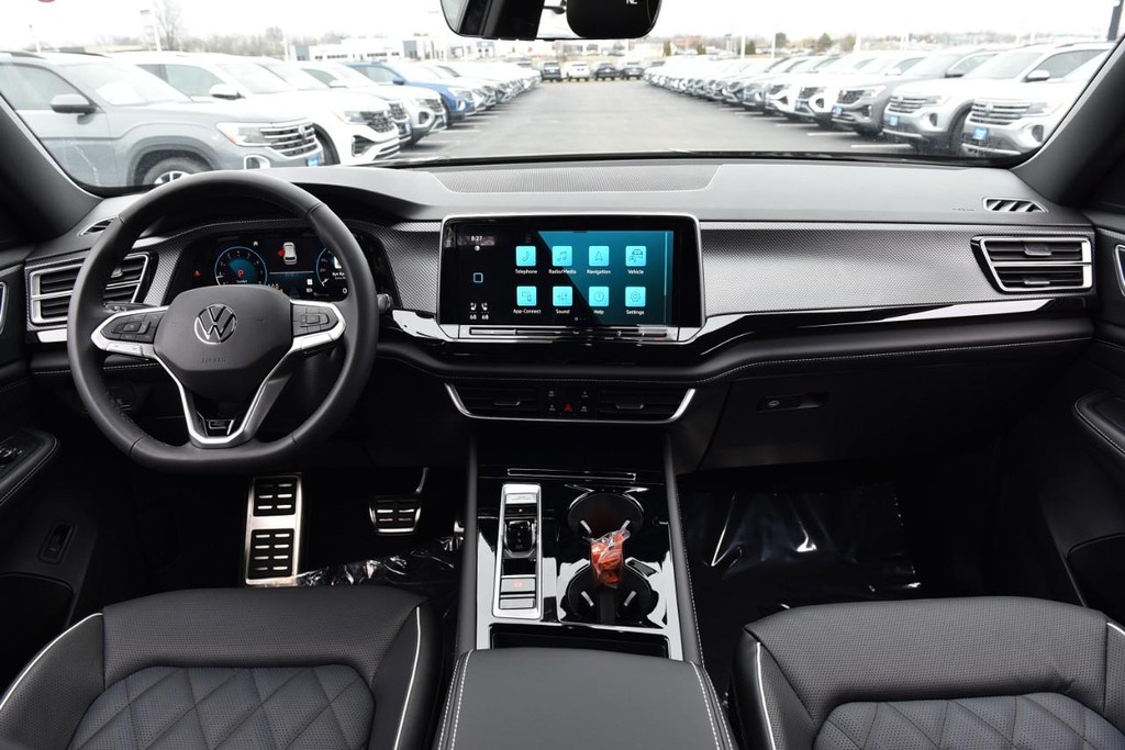 Volkswagen Atlas Cross Sport Vehicle Full-screen Gallery Image 7