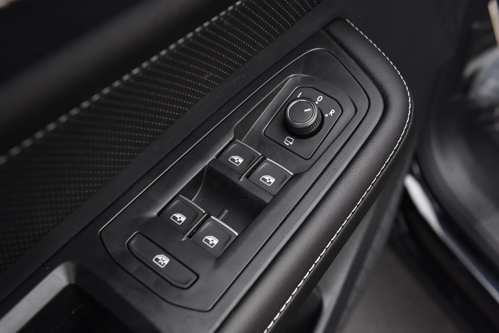 Volkswagen Atlas Cross Sport Vehicle Full-screen Gallery Image 8