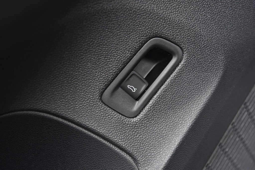 Volkswagen Atlas Cross Sport Vehicle Full-screen Gallery Image 9