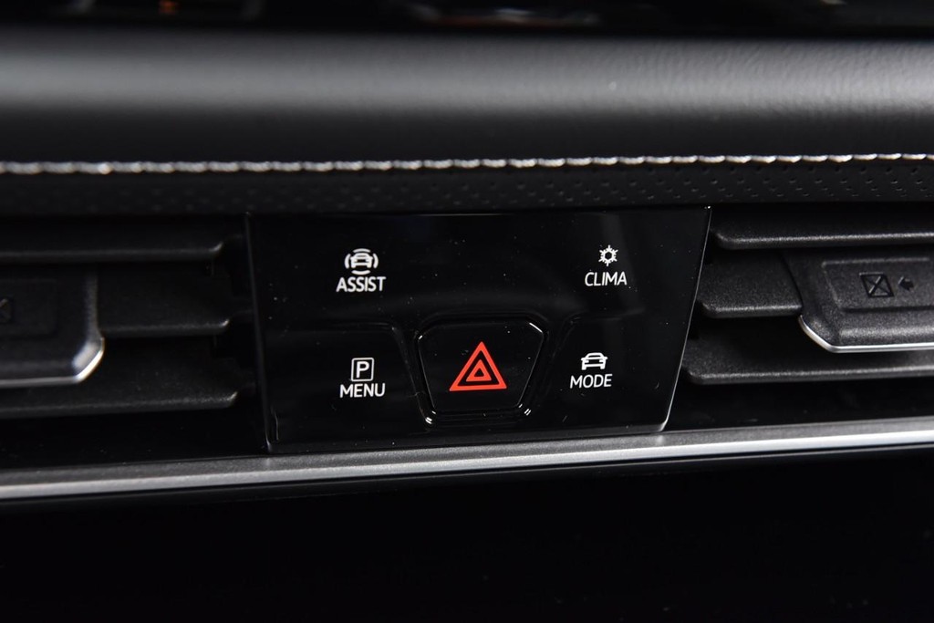 Volkswagen Atlas Cross Sport Vehicle Full-screen Gallery Image 15