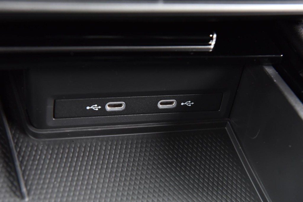 Volkswagen Atlas Cross Sport Vehicle Full-screen Gallery Image 16