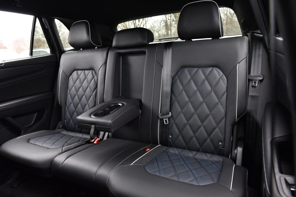 Volkswagen Atlas Cross Sport Vehicle Full-screen Gallery Image 22