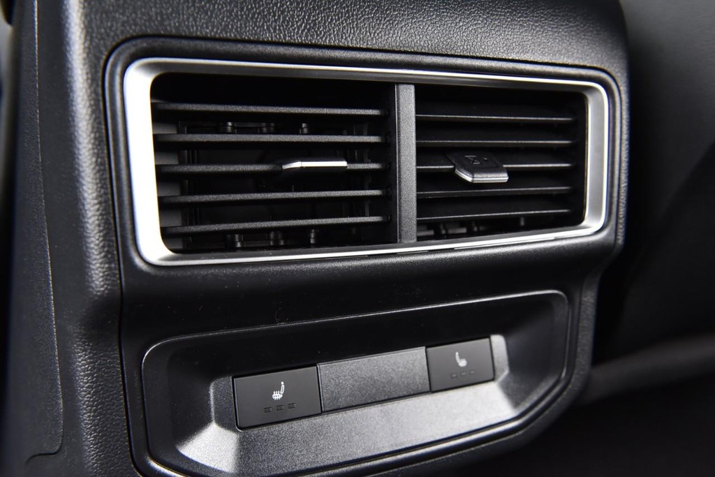 Volkswagen Atlas Cross Sport Vehicle Full-screen Gallery Image 23