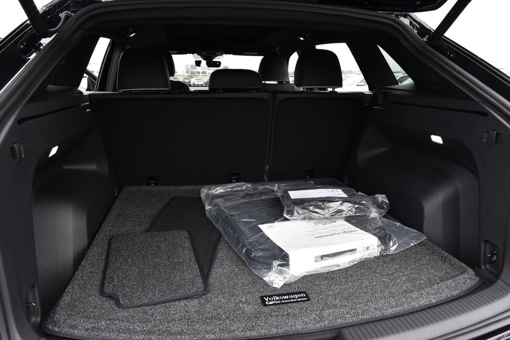 Volkswagen Atlas Cross Sport Vehicle Full-screen Gallery Image 25