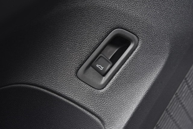 Volkswagen Atlas Cross Sport Vehicle Image 09