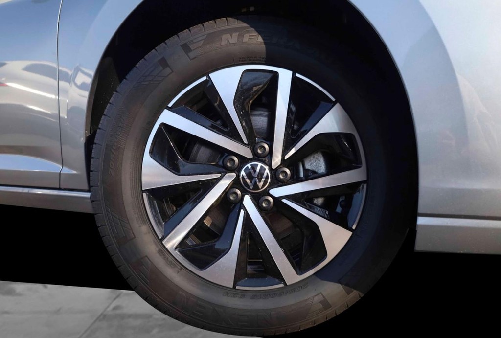 Volkswagen Jetta Vehicle Full-screen Gallery Image 3