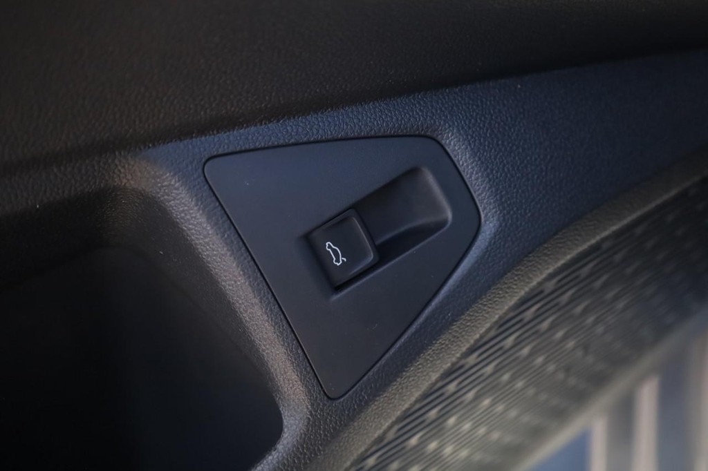 Volkswagen Jetta Vehicle Full-screen Gallery Image 10