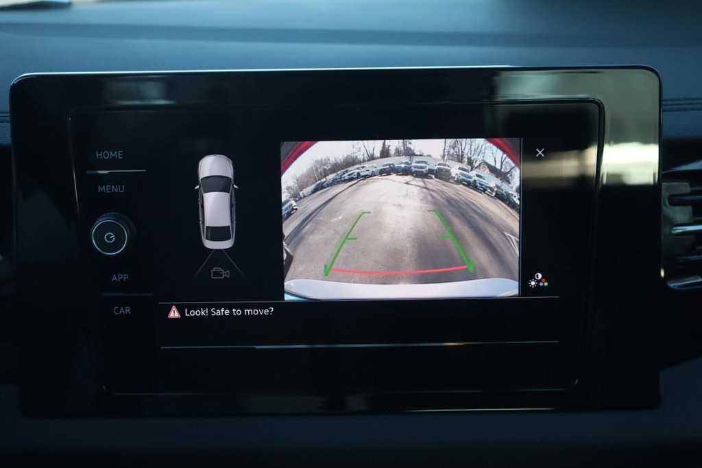 Volkswagen Jetta Vehicle Full-screen Gallery Image 15