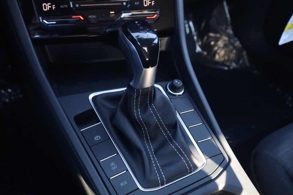 Volkswagen Jetta Vehicle Full-screen Gallery Image 18