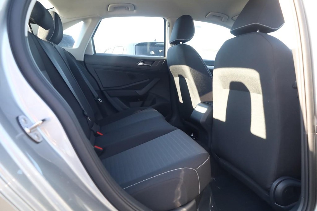 Volkswagen Jetta Vehicle Full-screen Gallery Image 21